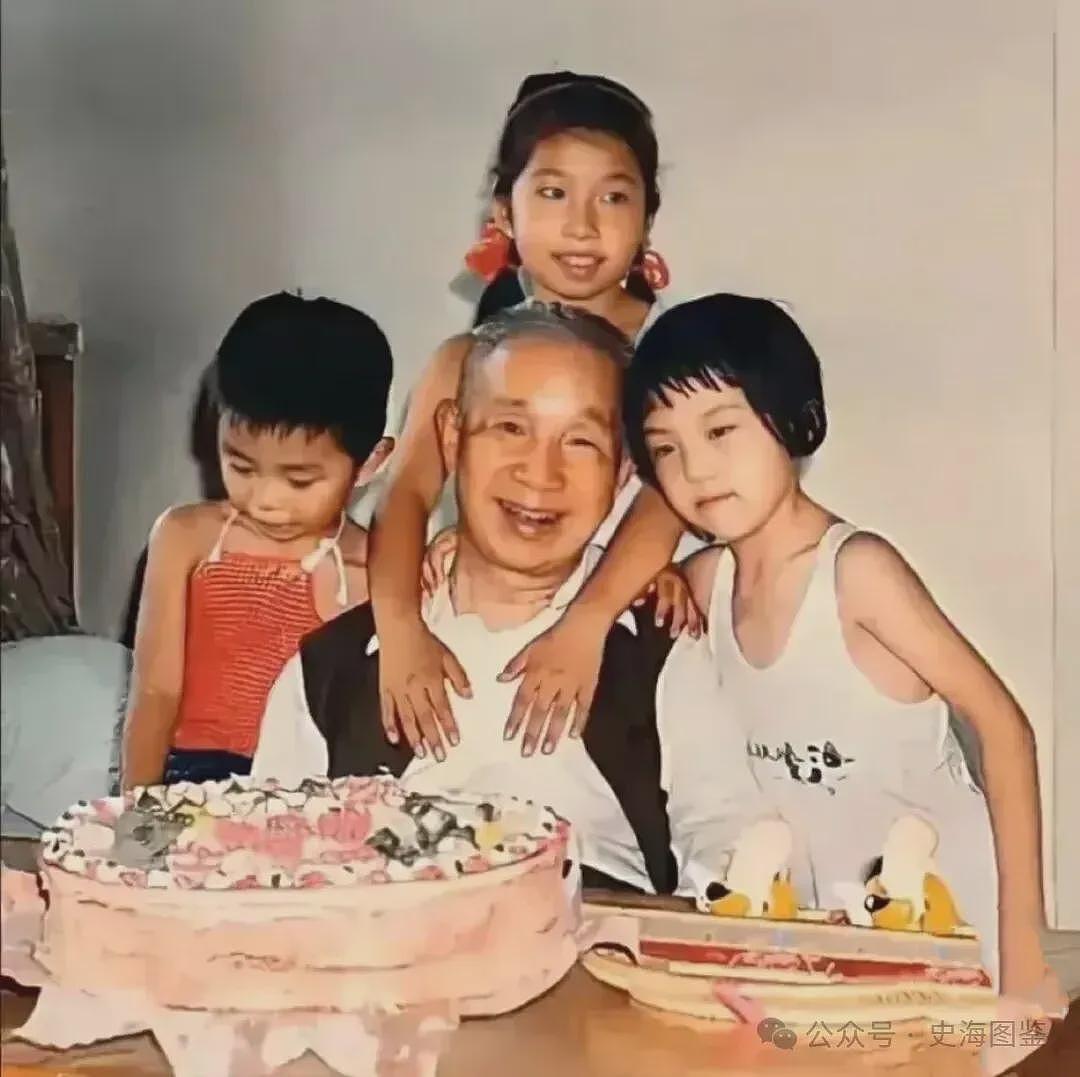 76岁的粟裕大将与孙辈们庆祝生日时的一幕（图） - 1