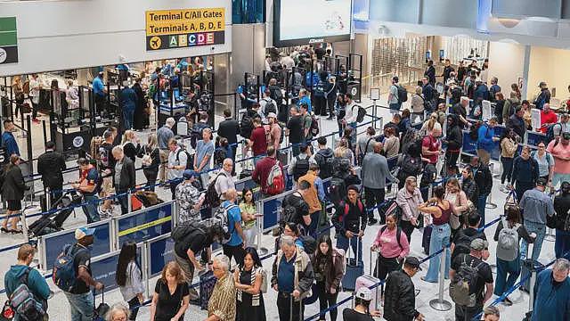 美国政府停摆伤及航空业，逾千航班被取消（图） - 1