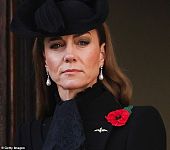 43岁凯特王妃穿黑衣默哀，严肃起来略显老，和卡米拉聊天显亲密（组图）