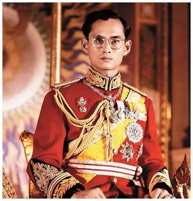 诗丽吉太后留下19顶王冠遗产，珍稀珠宝亚洲之最，各方暗中争产（组图） - 8
