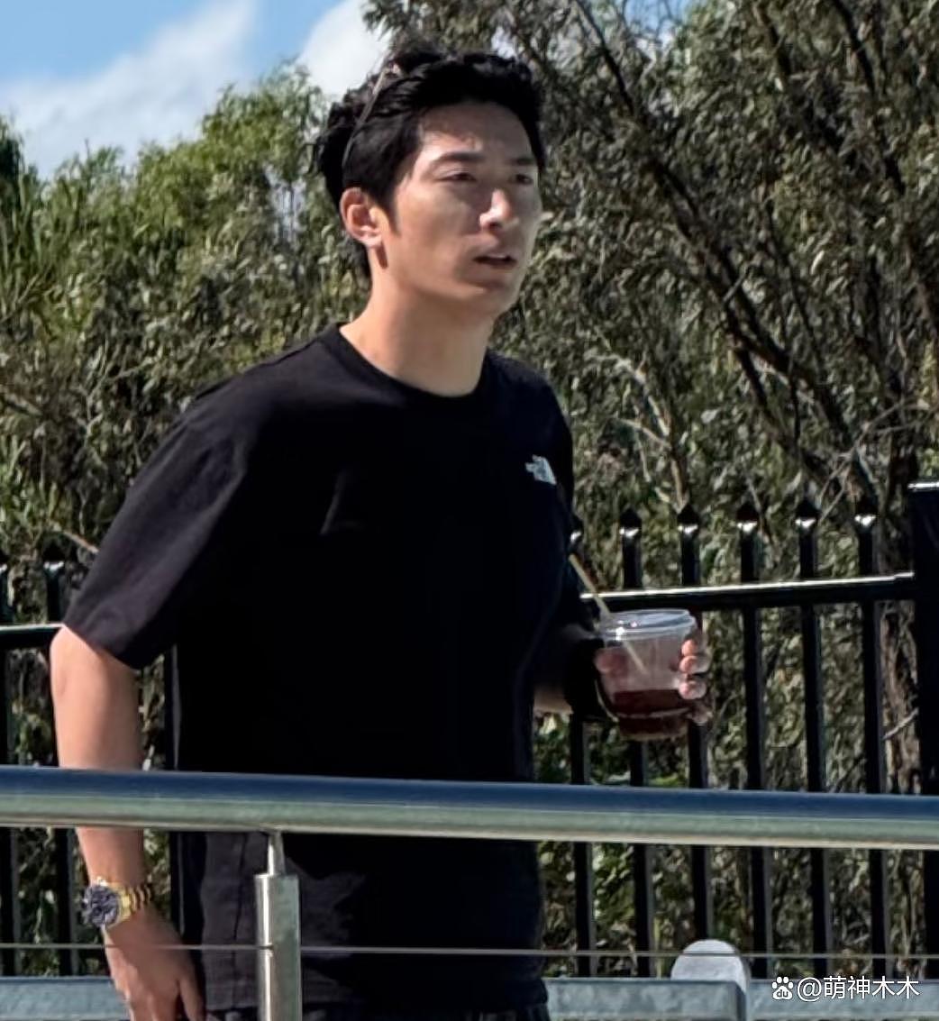 窦骁何超莲澳洲旅游被偶遇!女方冲浪心情大好,窦骁喝咖啡满脸愁容(组图) - 6