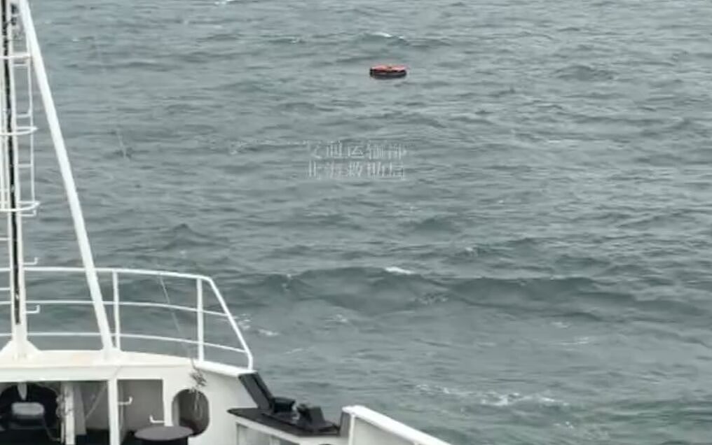山东海域渔船撞商船沉没超40小时，8人仍失联！海上寻获漂浮救生衣（视频/组图） - 3