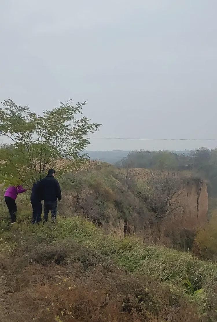 32岁女子遭丈夫打晕后扔下土崖致死，事发13天前离婚诉讼被驳回！留下2个年幼儿子……（视频/组图） - 5