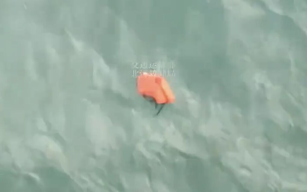 山东海域渔船撞商船沉没超40小时，8人仍失联！海上寻获漂浮救生衣（视频/组图） - 1