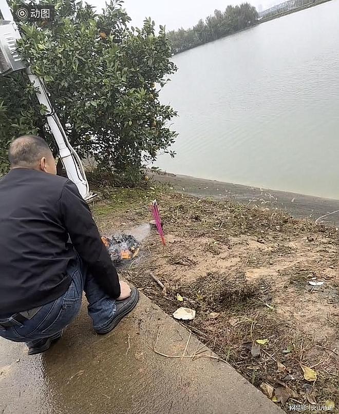 悲催！网传武汉某211高校博士在校失足落水溺亡，防护成争论焦点（组图） - 2