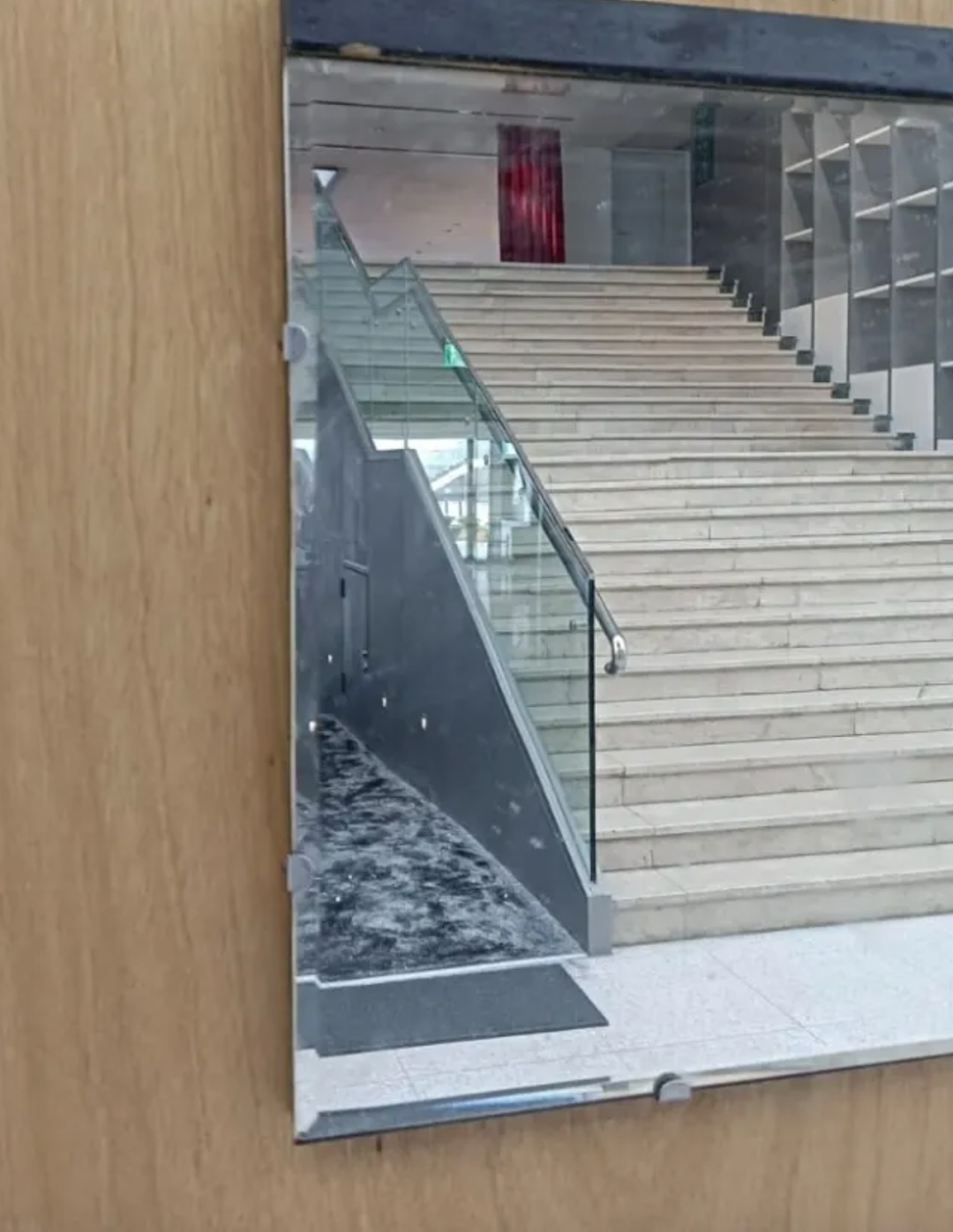 台湾志愿者卫生纸一擦，千万艺术品秒变镜子！网友：这波我站卫生纸（组图） - 4