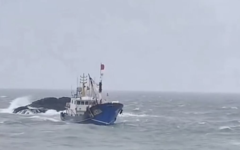 山东海域渔船撞商船沉没超40小时，8人仍失联！海上寻获漂浮救生衣（视频/组图） - 2
