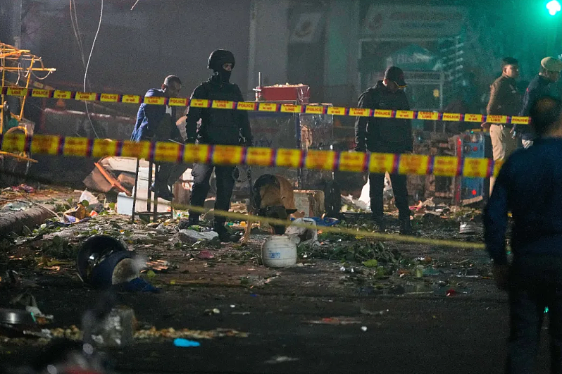 印度首都汽车爆炸已致超10人死亡，多地高度警戒，莫迪发文慰问遇难者家属，目击者称“每个人都在奔跑逃离”（组图） - 1