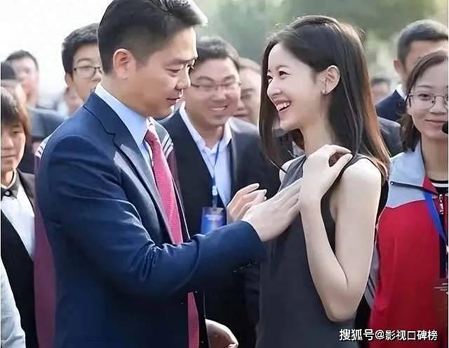 章泽天现身日本机场，休闲打扮，刘强东幽默地说：“把我拍得好看点”（组图） - 19