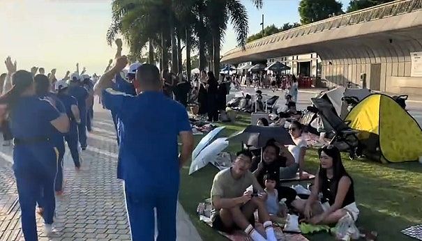 内地“暴走团”杀入香港!沿路播大声音乐助威,网民:丢人丢到香港去了(视频/组图) - 1