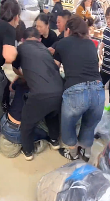 【爆笑】想知道女同事在公司和谁暧昧,结果发现她把脚放在了我男朋友身上?网友:这就是八卦的下场...(组图) - 18