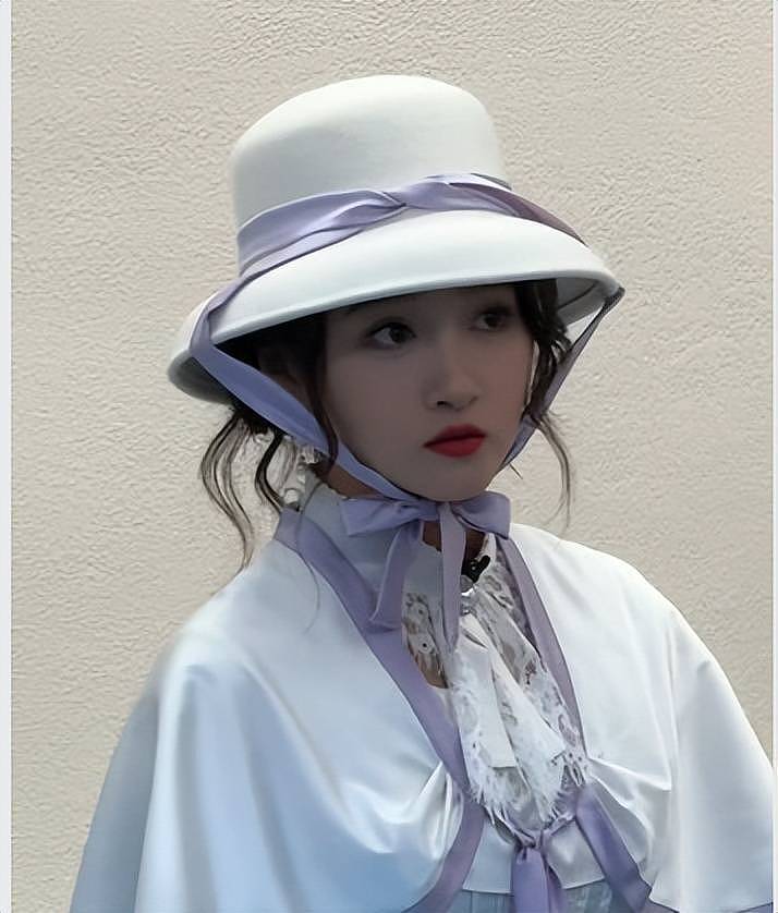 关晓彤吃瓜看孟子义！两大美女魅力不可小觑（组图） - 1