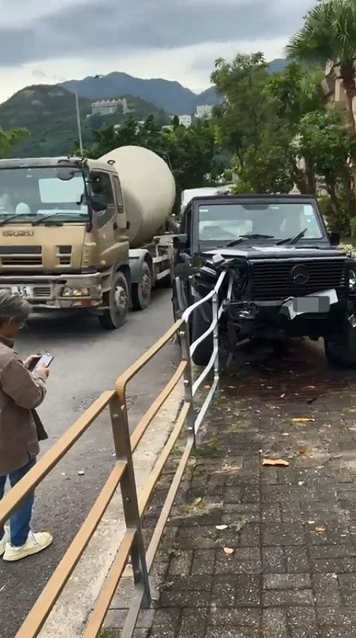 知名导演陈可辛驾豪车出车祸！车头撞路边护栏损毁严重，警方介入调查（视频/组图） - 2