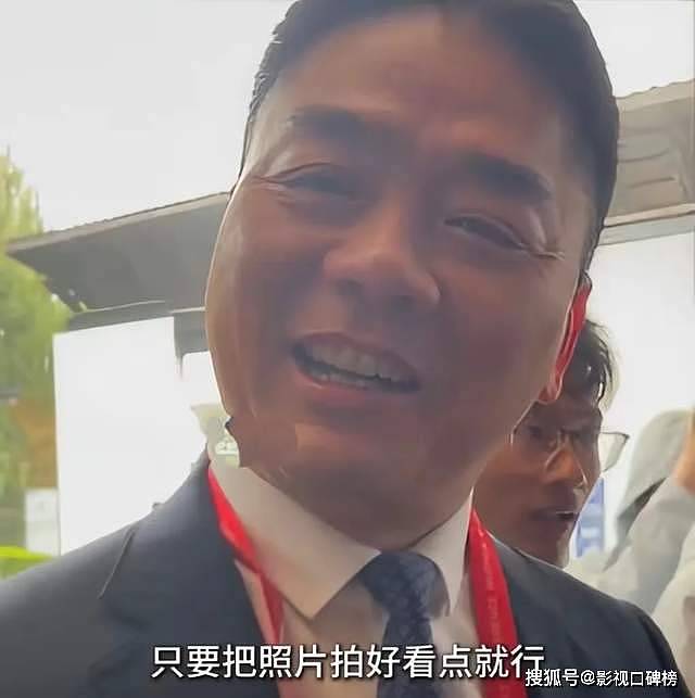 章泽天现身日本机场，休闲打扮，刘强东幽默地说：“把我拍得好看点”（组图） - 15