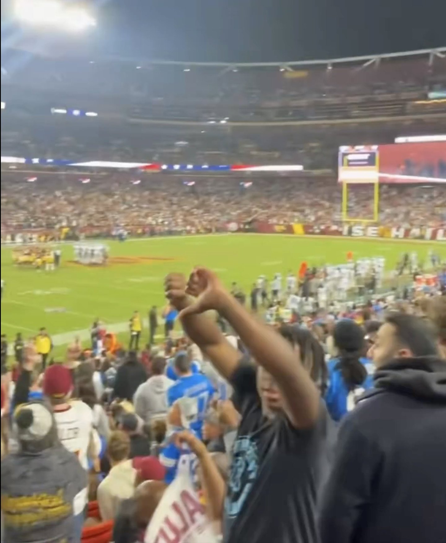 总统都没脸？特朗普现身NFL美式足球赛事遭狂嘘现场画面曝（视频/组图） - 2