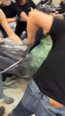 【爆笑】想知道女同事在公司和谁暧昧,结果发现她把脚放在了我男朋友身上?网友:这就是八卦的下场...(组图) - 16