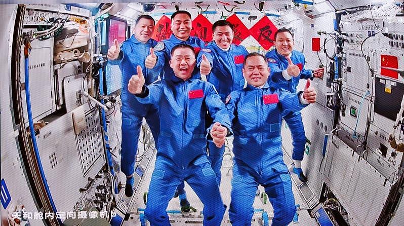 中国3太空人滞留天宫怎回家？网友吁马斯克出手相救（图） - 1