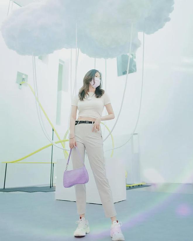 【美女】好美好性感,酥胸半露大秀事业线,性感撩人,这身材冲击力十足(组图) - 9