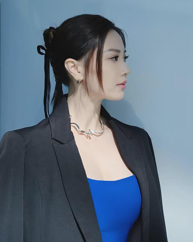 【美女】好美好性感,酥胸半露大秀事业线,性感撩人,这身材冲击力十足(组图) - 6