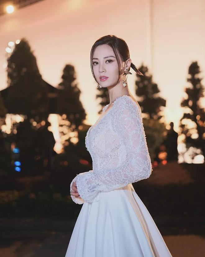 【美女】好美好性感,酥胸半露大秀事业线,性感撩人,这身材冲击力十足(组图) - 2