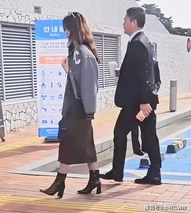 章泽天现身日本机场，休闲打扮，刘强东幽默地说：“把我拍得好看点”（组图） - 10