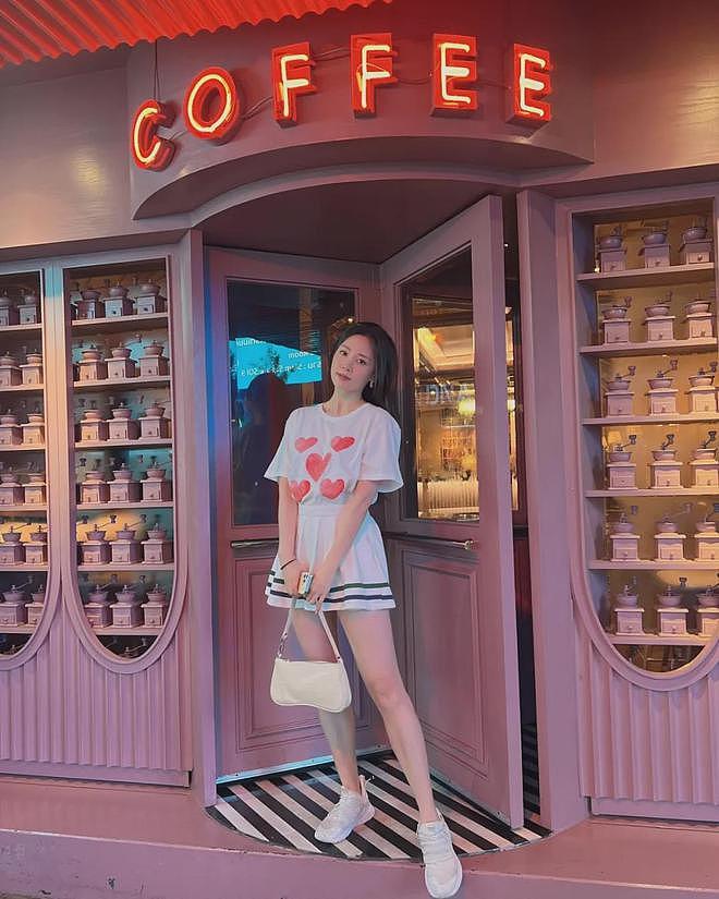 【美女】好美好性感,酥胸半露大秀事业线,性感撩人,这身材冲击力十足(组图) - 11