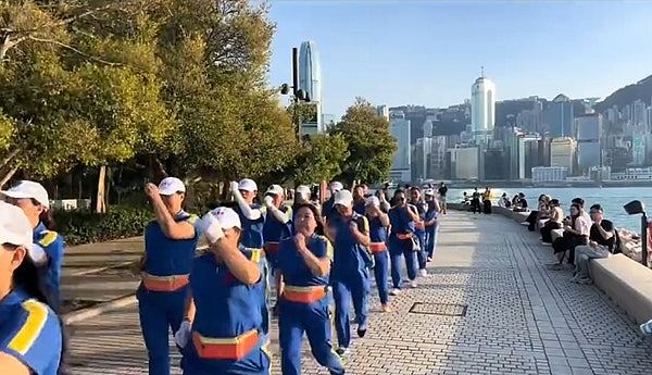 内地“暴走团”杀入香港!沿路播大声音乐助威,网民:丢人丢到香港去了(视频/组图) - 4
