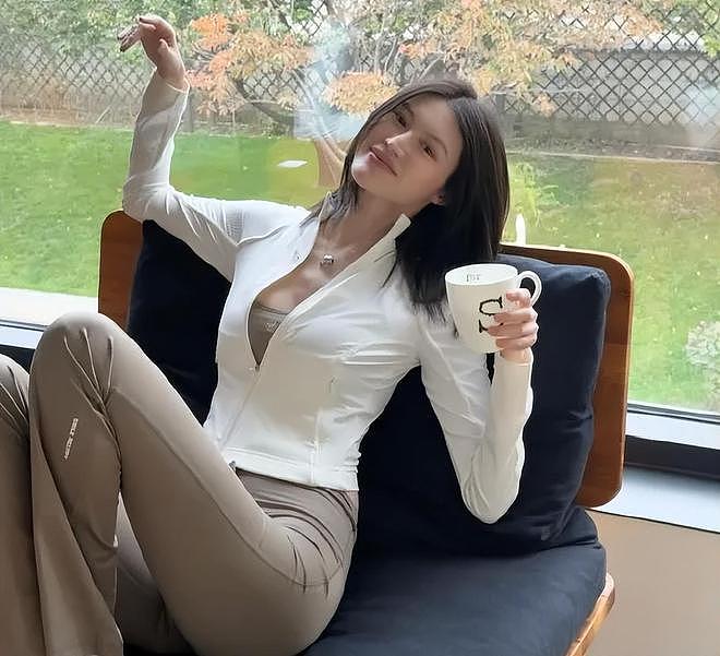 何穗首晒产后美照!身材苗条丰满,被质疑传递焦虑,本人连忙删图(组图) - 1