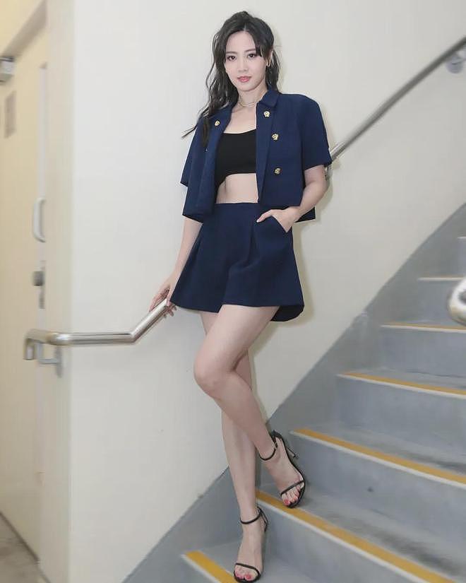 【美女】好美好性感,酥胸半露大秀事业线,性感撩人,这身材冲击力十足(组图) - 14