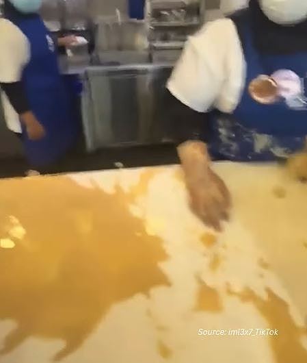 疑不满制作速度慢，中国籍女顾客与大马店员口角后甩杯子泼咖啡（视频/组图） - 4