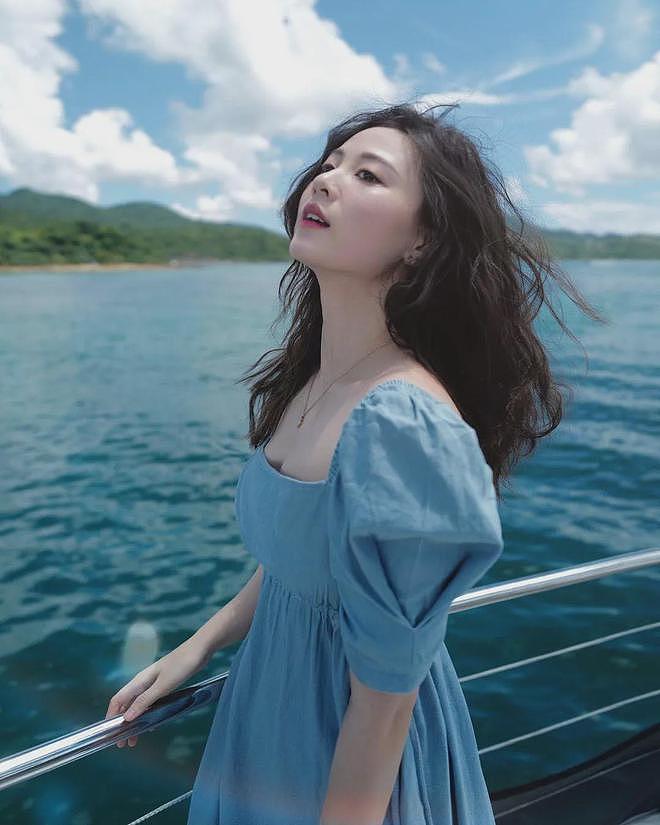 【美女】好美好性感,酥胸半露大秀事业线,性感撩人,这身材冲击力十足(组图) - 13