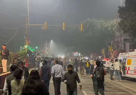 印度首都汽车爆炸已致超10人死亡，多地高度警戒，莫迪发文慰问遇难者家属，目击者称“每个人都在奔跑逃离”（组图） - 2