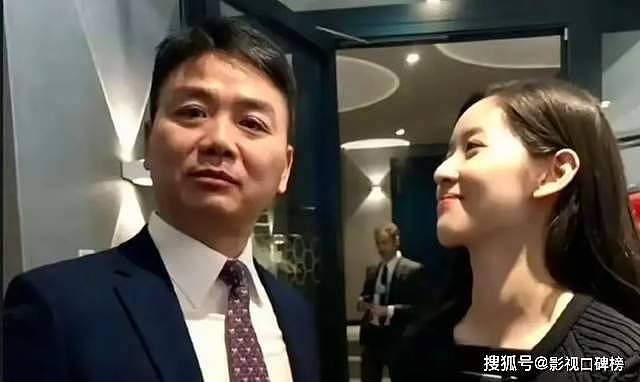 章泽天现身日本机场，休闲打扮，刘强东幽默地说：“把我拍得好看点”（组图） - 8