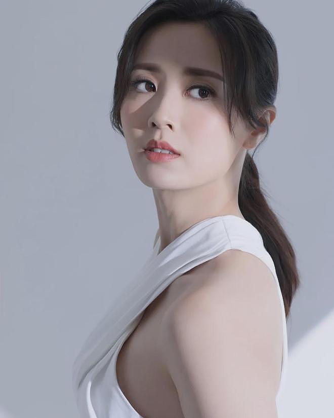 【美女】好美好性感,酥胸半露大秀事业线,性感撩人,这身材冲击力十足(组图) - 5
