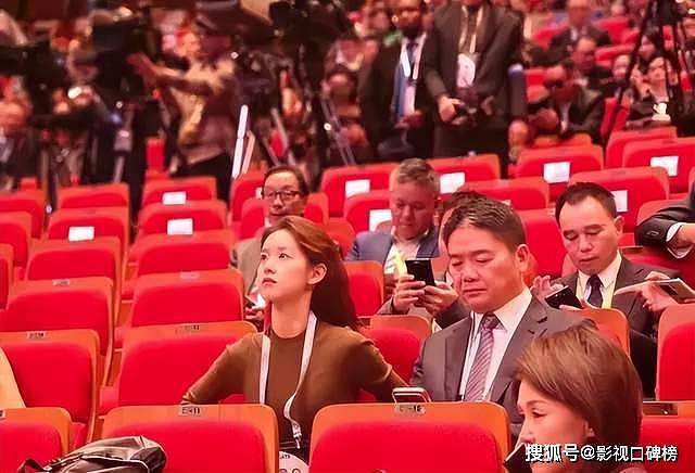 章泽天现身日本机场，休闲打扮，刘强东幽默地说：“把我拍得好看点”（组图） - 18