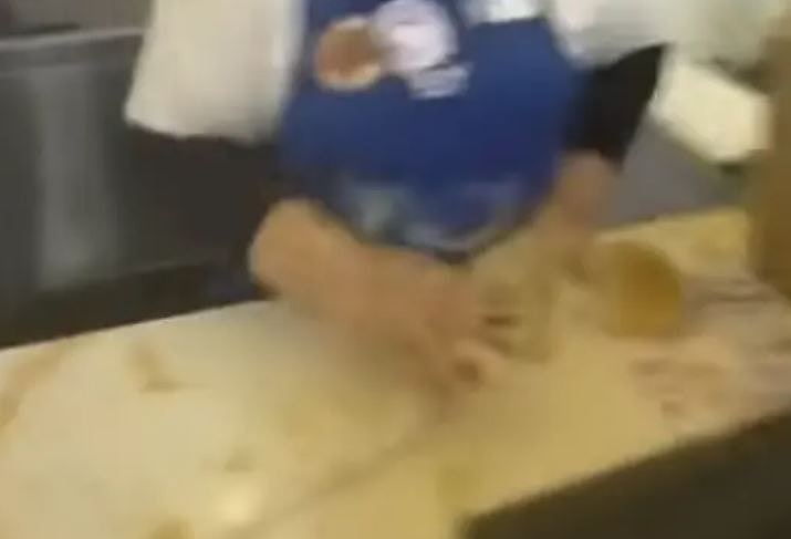 疑不满制作速度慢，中国籍女顾客与大马店员口角后甩杯子泼咖啡（视频/组图） - 5