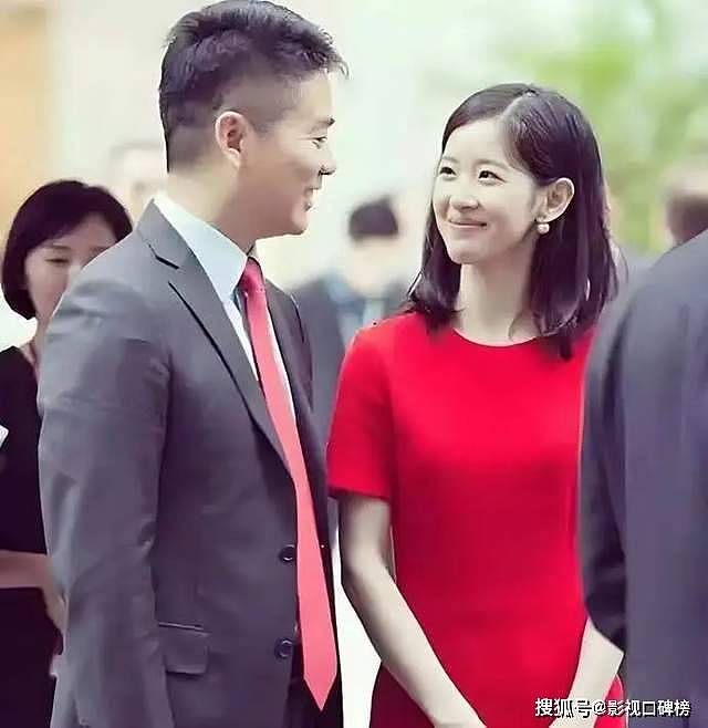 章泽天现身日本机场，休闲打扮，刘强东幽默地说：“把我拍得好看点”（组图） - 17