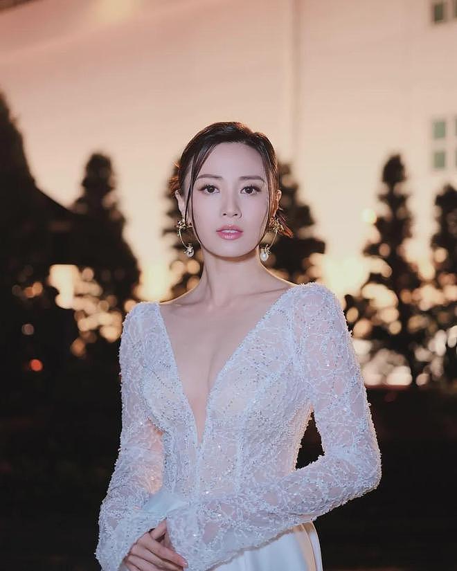 【美女】好美好性感,酥胸半露大秀事业线,性感撩人,这身材冲击力十足(组图) - 1
