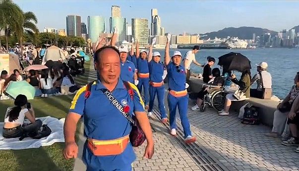 内地“暴走团”杀入香港!沿路播大声音乐助威,网民:丢人丢到香港去了(视频/组图) - 3
