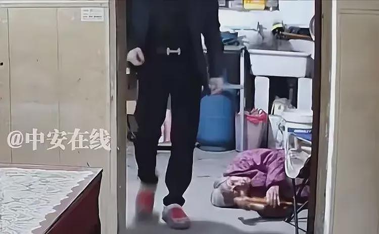 江苏男子暴打母亲后续!已被刑拘,央媒紧急介入,年龄信息曝光(组图) - 10