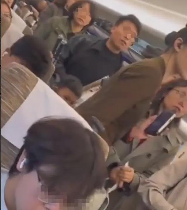 女子高铁堵道后续:知情人透原因,女子正脸被扒黑皮胖脸,已社死(视频/组图) - 2
