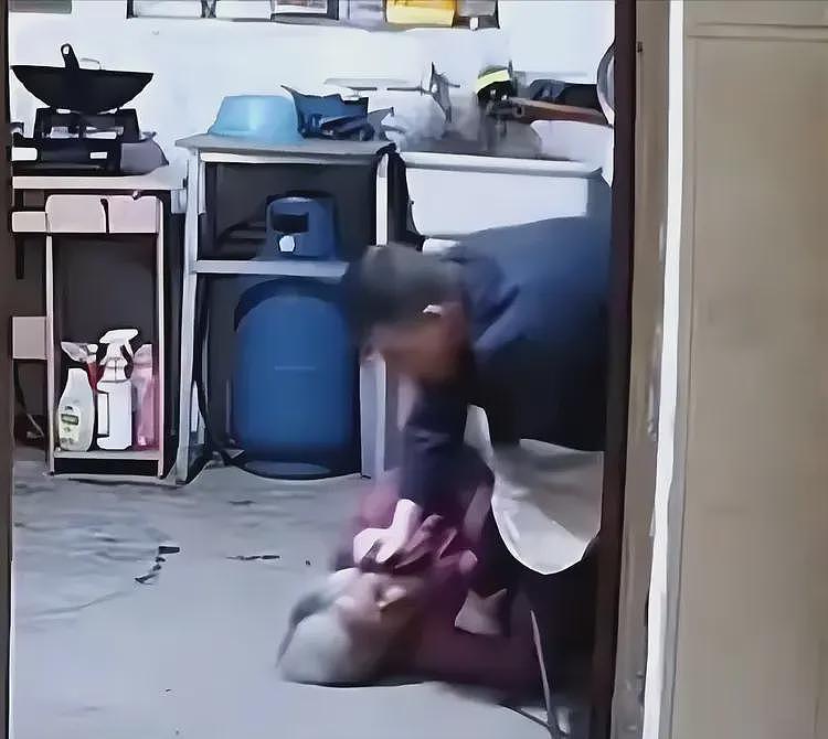 江苏男子暴打母亲后续!已被刑拘,央媒紧急介入,年龄信息曝光(组图) - 7