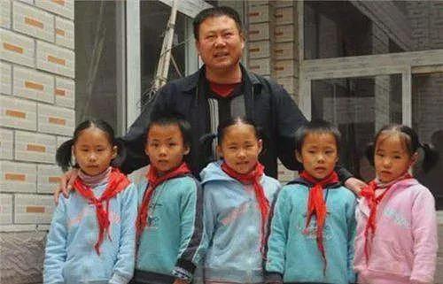 中国首例“5胞胎”现状曝光：个个年满20岁，父亲过劳去世，如今现状却让人唏嘘（组图） - 9