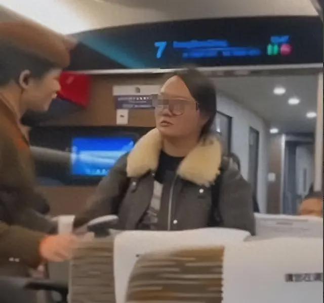 女子高铁堵道后续:知情人透原因,女子正脸被扒黑皮胖脸,已社死(视频/组图) - 1