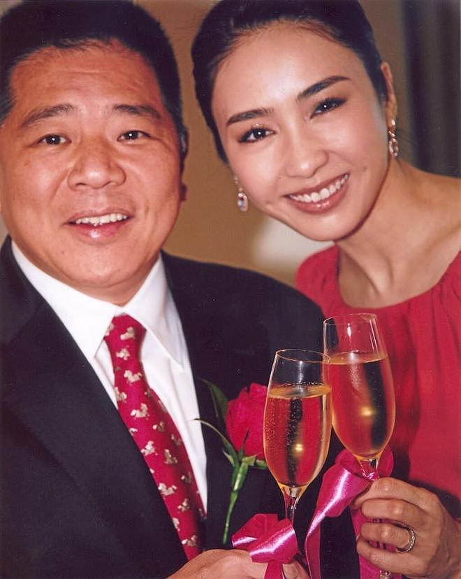 罕见露面的黎姿：曾被张柏芝怒赞最美，事业第二春时退圈后悔吗（组图） - 36