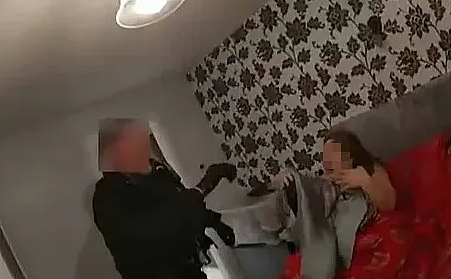 被捕画面曝光!华女专坑同胞,害数万人家破人亡,她却在海外逍遥,最终在床上被抓...(视频/组图) - 3