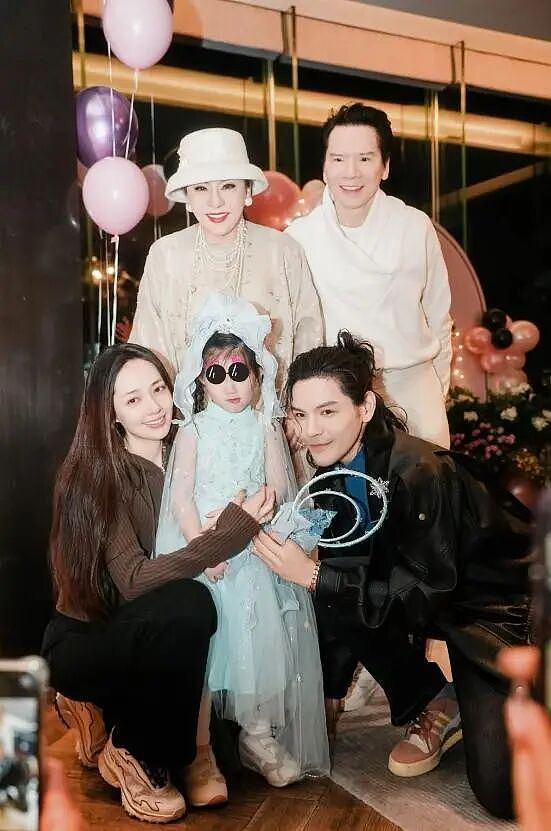 向太小儿子向佑没救了!带胖妞夜店嗨玩抽烟喝酒,彻底放飞自我(组图) - 8