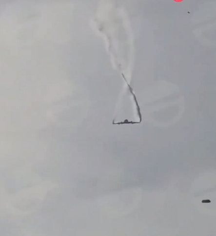土耳其军用运输机坠毁,疑解体空中盘旋留下白色烟雾(视频/组图) - 2