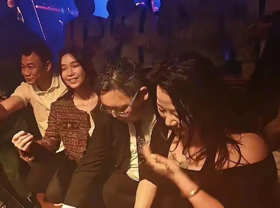 向太小儿子向佑没救了!带胖妞夜店嗨玩抽烟喝酒,彻底放飞自我(组图) - 5