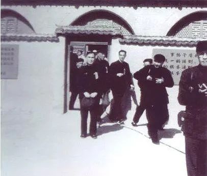 裸捐2000亿，李嘉诚扶棺，一生无房无车的“最穷富豪”，谁还记得他？（组图） - 3